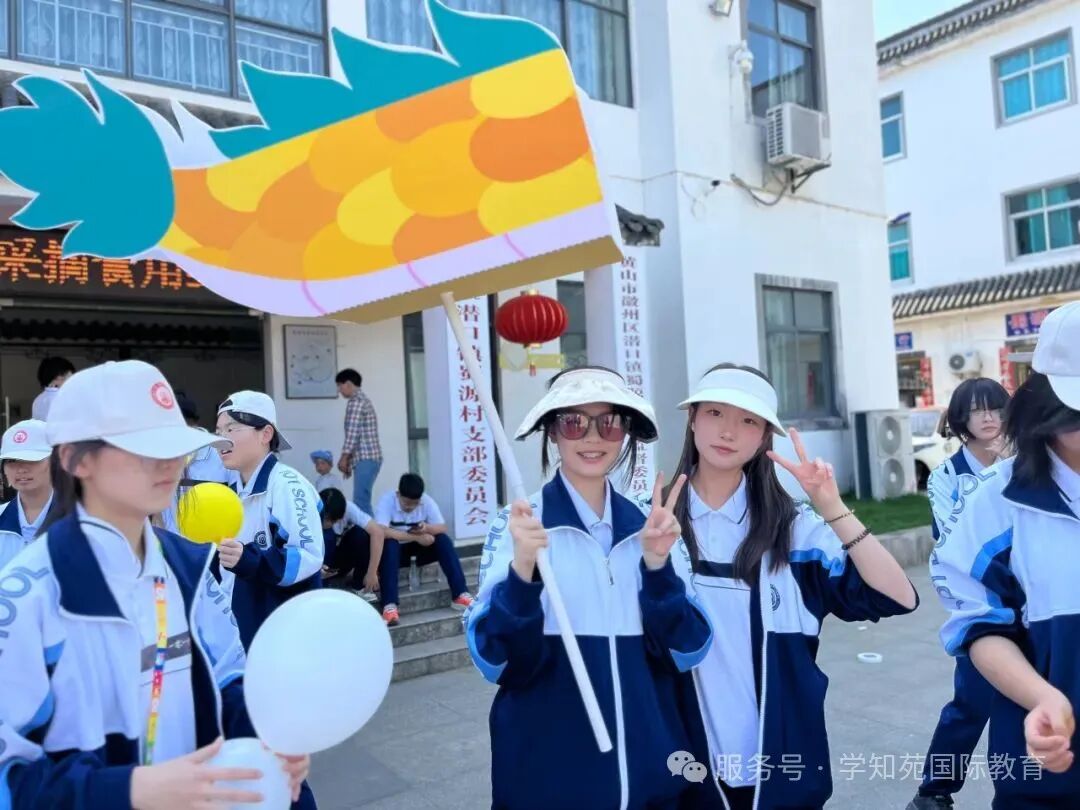 蜀源村夜晚舞草龙,学生举龙巡游