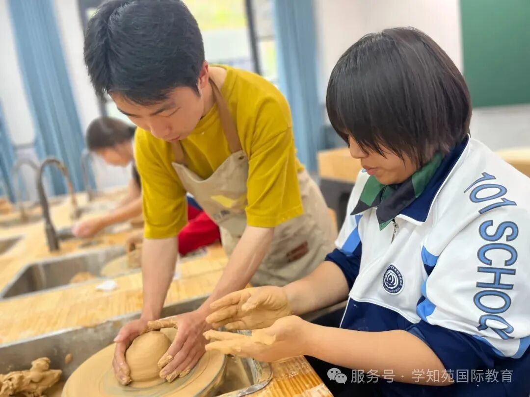 学生在景德镇上手体验陶瓷拉坯