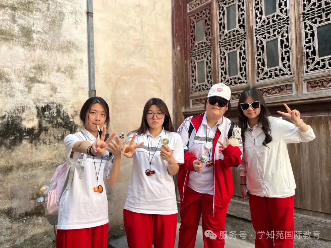学生在宏村古巷间观察徽派建筑