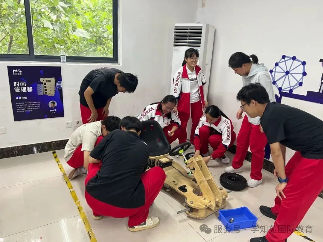 蔚来造车小组,学生协作组装汽车模型