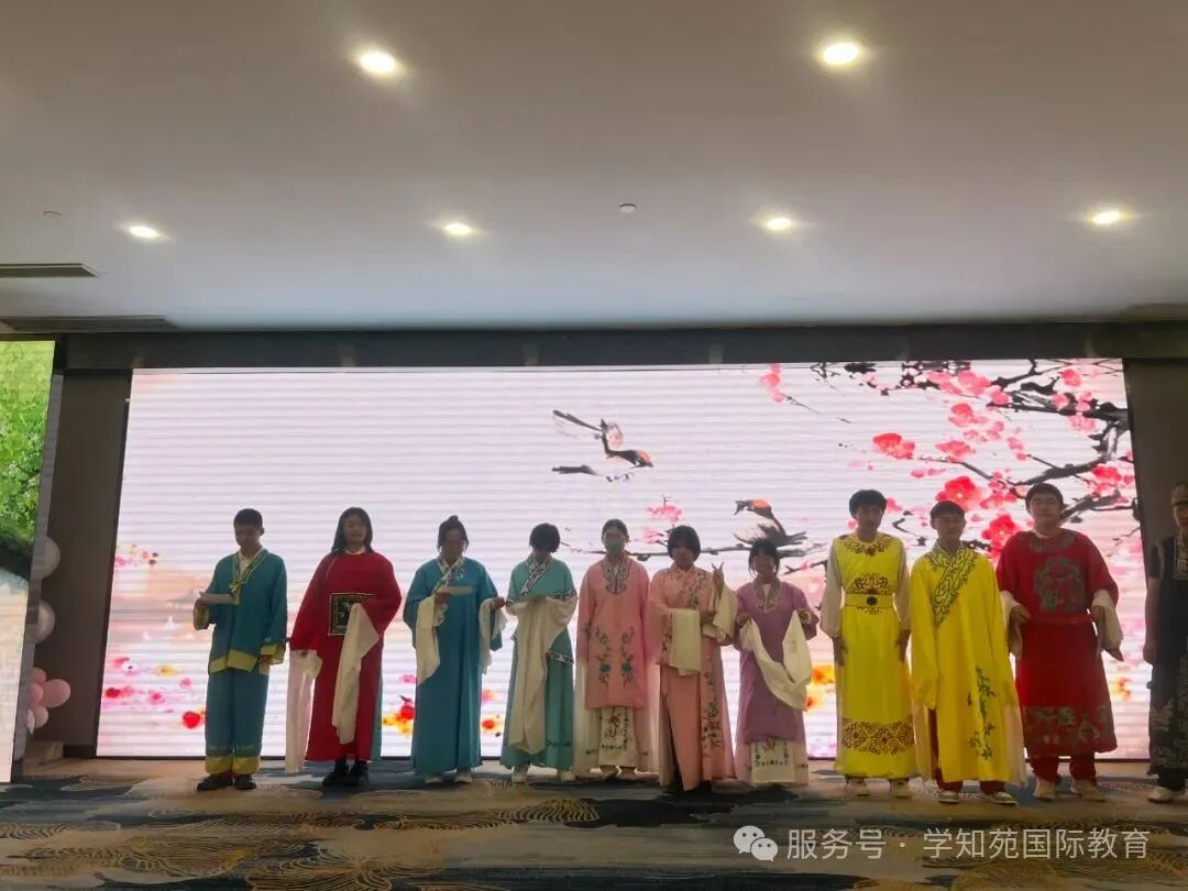 结营晚会上学生表演黄梅戏片段