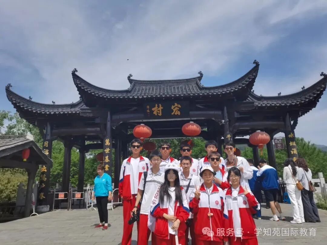 宏村全景,白墙黛瓦沿水而建